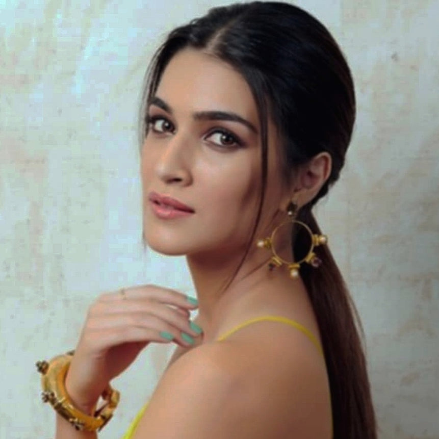 Kriti Sanon in Dina Hoops